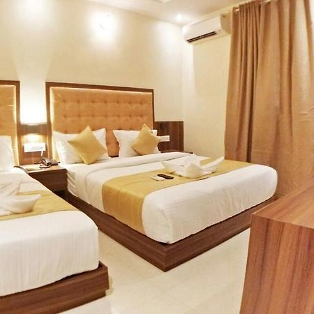 Hotel Emerald Near T2 International Airport Mumbai Exteriör bild