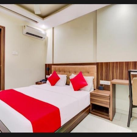 Hotel Emerald Near T2 International Airport Mumbai Exteriör bild