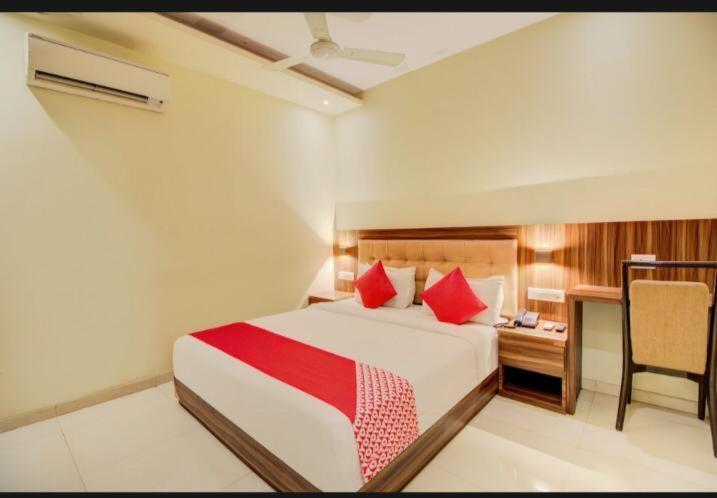 Hotel Emerald Near T2 International Airport Mumbai Exteriör bild