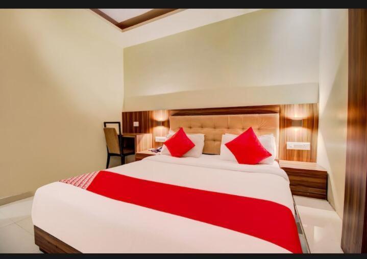 Hotel Emerald Near T2 International Airport Mumbai Exteriör bild