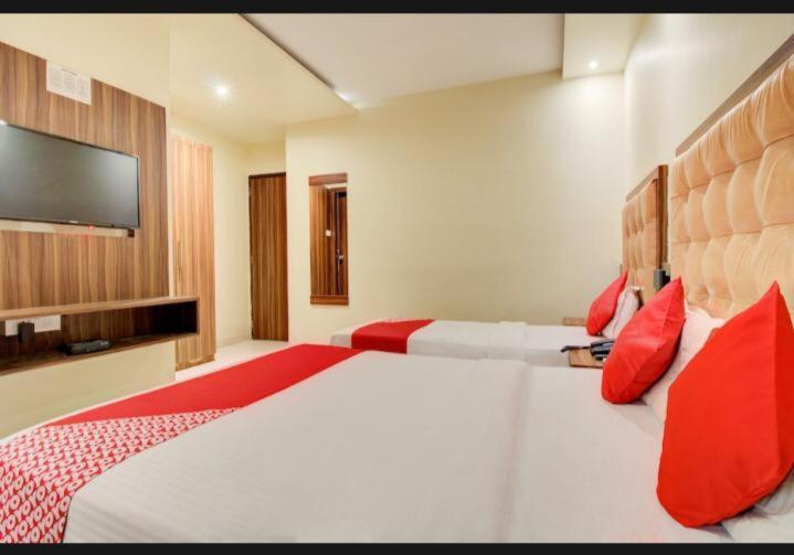 Hotel Emerald Near T2 International Airport Mumbai Exteriör bild
