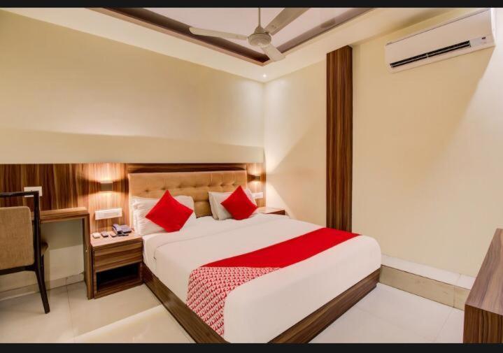 Hotel Emerald Near T2 International Airport Mumbai Exteriör bild