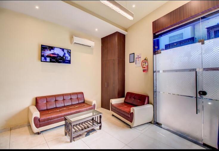 Hotel Emerald Near T2 International Airport Mumbai Exteriör bild