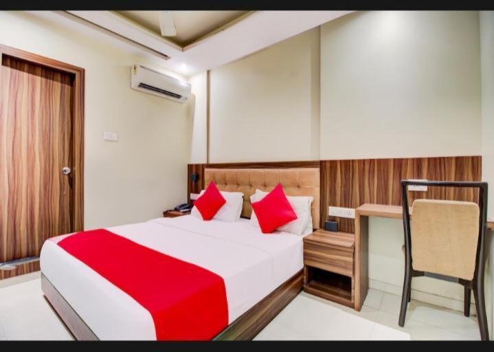 Hotel Emerald Near T2 International Airport Mumbai Exteriör bild