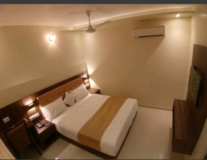 Hotel Emerald Near T2 International Airport Mumbai Exteriör bild
