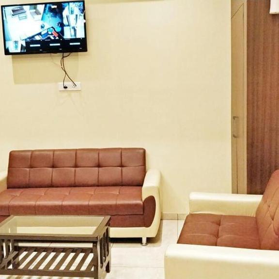 Hotel Emerald Near T2 International Airport Mumbai Exteriör bild